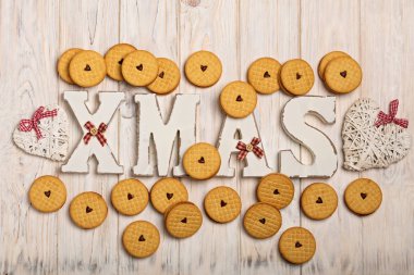 Mutlu Noeller! Reçel kalpleri ve ahşap harfler Xmas ile tatlılar