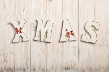 Ahşap beyaz Xmas harfler Beyaz ahşap zemin üzerinde.