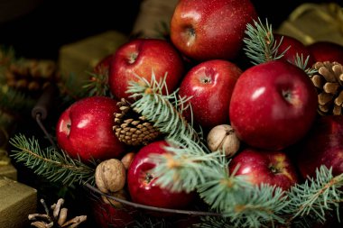 Noel ve yeni yıl. Çam kozalakları ve bir bas içindeki fındık ile elma