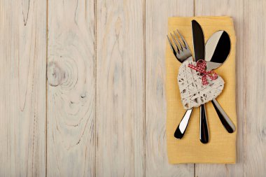 Sevgililer günü kavramı. Ahşap masa çatal bıçak takımı üzerinde keten na üzerinde