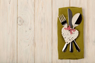 Sevgililer günü kavramı. Ahşap masa çatal bıçak takımı üzerinde keten na üzerinde