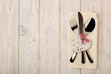 Sevgililer günü kavramı. Ahşap masa çatal bıçak takımı üzerinde keten na üzerinde