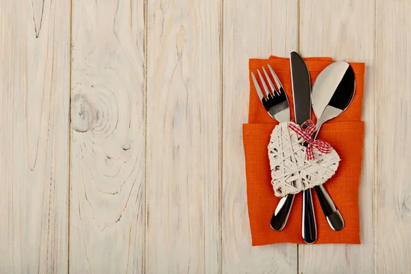 Sevgililer günü kavramı. Ahşap masa çatal bıçak takımı üzerinde keten na üzerinde