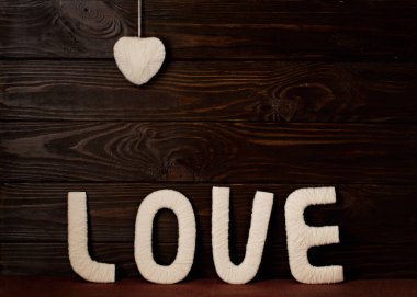 Sevgililer günü kavramı. Sevgi ve iplik yapılan kalpler mektuplar