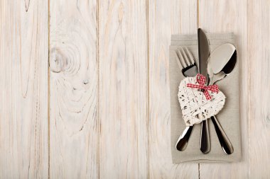Sevgililer günü kavramı. Ahşap masa çatal bıçak takımı üzerinde keten na üzerinde