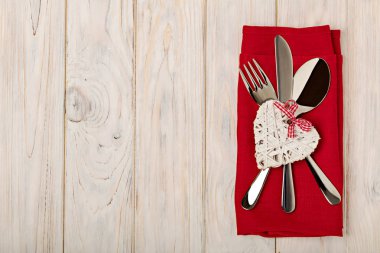 Sevgililer günü kavramı. Ahşap masa çatal bıçak takımı üzerinde keten na üzerinde