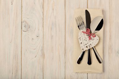 Sevgililer günü kavramı. Ahşap masa çatal bıçak takımı üzerinde keten na üzerinde