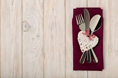Sevgililer günü kavramı. Ahşap masa çatal bıçak takımı üzerinde keten na üzerinde