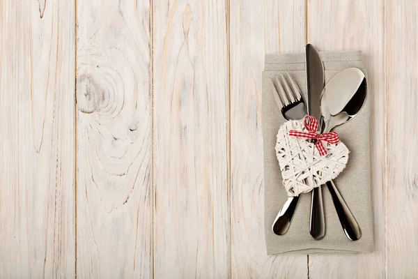 Sevgililer günü kavramı. Ahşap masa çatal bıçak takımı üzerinde keten na üzerinde