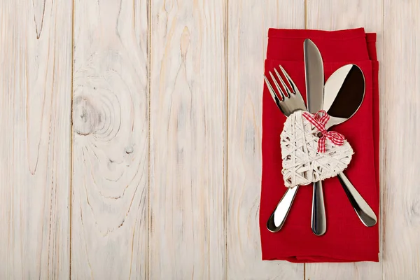 Sevgililer günü kavramı. Ahşap masa çatal bıçak takımı üzerinde keten na üzerinde