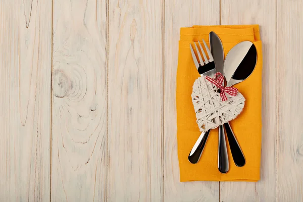 Sevgililer günü kavramı. Ahşap masa çatal bıçak takımı üzerinde keten na üzerinde