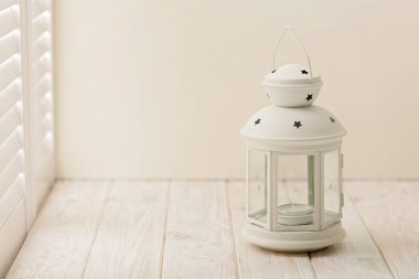 Şamdan yakınındaki bir pencere kapalı ile ışık ahşap arka plan üzerinde