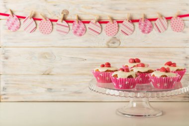 Pembe şeker ve r beyaz buzlanma ile Paskalya kek dekore edilmiş