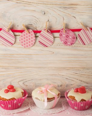 Pembe şeker ve r beyaz buzlanma ile Paskalya kek dekore edilmiş