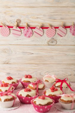 Pembe şeker ve r beyaz buzlanma ile Paskalya kek dekore edilmiş