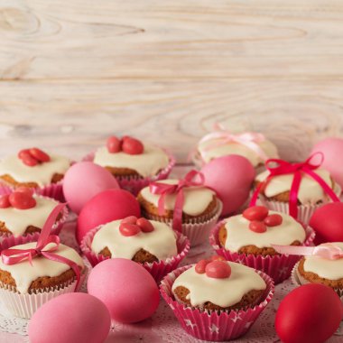 Pembe şeker ve r beyaz buzlanma ile Paskalya kek dekore edilmiş