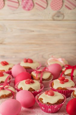 Pembe şeker ve r beyaz buzlanma ile Paskalya kek dekore edilmiş