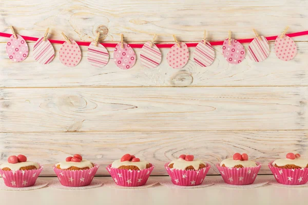 Pembe şeker ve r beyaz buzlanma ile Paskalya kek dekore edilmiş