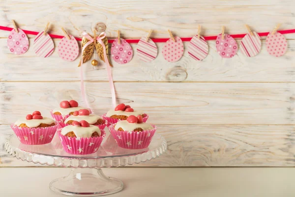 Pembe şeker ve r beyaz buzlanma ile Paskalya kek dekore edilmiş