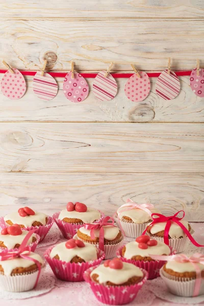 Pembe şeker ve r beyaz buzlanma ile Paskalya kek dekore edilmiş