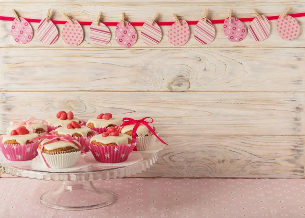 Pembe şeker ve r beyaz buzlanma ile Paskalya kek dekore edilmiş