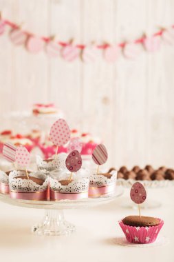 Pembe şeker, kağıt yumurta ve şerit Paskalya kek dekore edilmiş