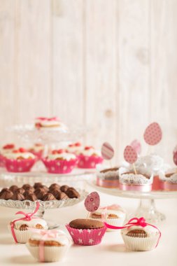 Pembe şeker, kağıt yumurta ve şerit Paskalya kek dekore edilmiş