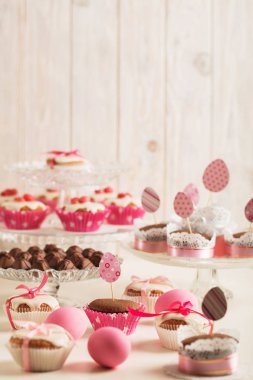 Pembe şeker, kağıt yumurta ve şerit Paskalya kek dekore edilmiş