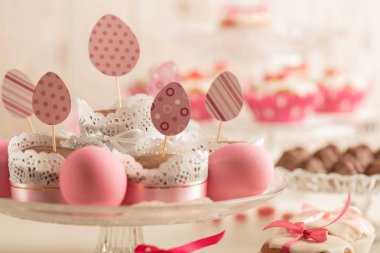Pembe şeker, kağıt yumurta ve şerit Paskalya kek dekore edilmiş