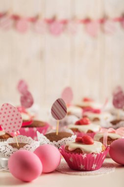 Pembe şeker, kağıt yumurta ve şerit Paskalya kek dekore edilmiş