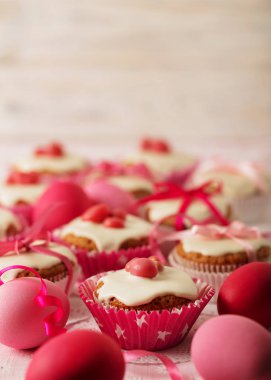 Pembe şeker ve r beyaz buzlanma ile Paskalya kek dekore edilmiş