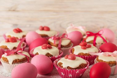 Pembe şeker ve r beyaz buzlanma ile Paskalya kek dekore edilmiş