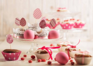 Pembe şeker, kağıt yumurta ve şerit Paskalya kek dekore edilmiş