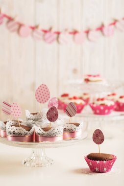 Pembe şeker, kağıt yumurta ve şerit Paskalya kek dekore edilmiş