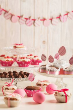 Pembe şeker, kağıt yumurta ve şerit Paskalya kek dekore edilmiş