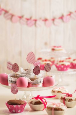 Pembe şeker, kağıt yumurta ve şerit Paskalya kek dekore edilmiş