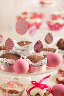 Pembe şeker, kağıt yumurta ve şerit Paskalya kek dekore edilmiş