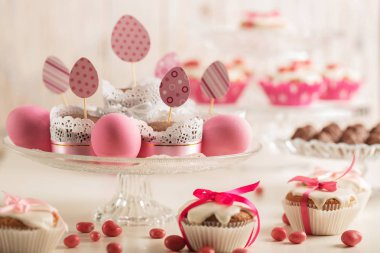 Pembe şeker, kağıt yumurta ve şerit Paskalya kek dekore edilmiş