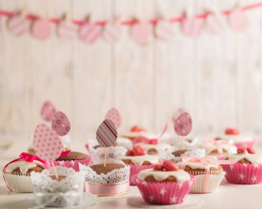 Pembe şeker, kağıt yumurta ve şerit Paskalya kek dekore edilmiş