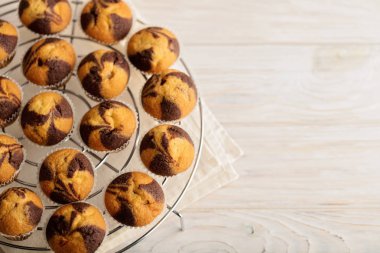 Açık ahşap renkli bir tabağa kek. 