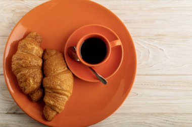 Kahve ile ışık ahşap arka plan üzerinde ay çöreği.