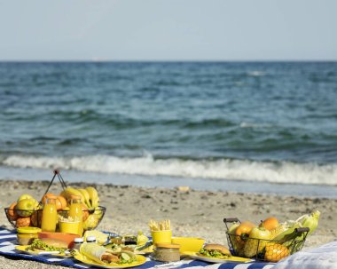 Yaz. Sahilde bir piknik. Burger ve pide, sebze