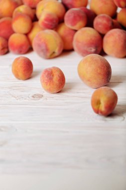 Hafif ahşap arka plan üzerinde lezzetli olgun şeftali. 