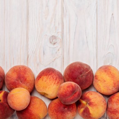 Hafif ahşap arka plan üzerinde lezzetli olgun şeftali. 