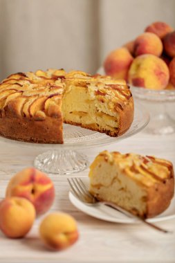 Ev yapımı lezzetli aromatik şeftalili pasta.