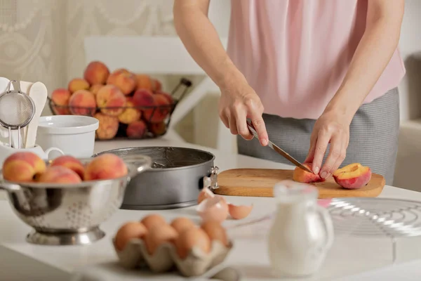 Ev yapımı şeftali pasta hazırlanması. Mutfak aksesuarları ve produ