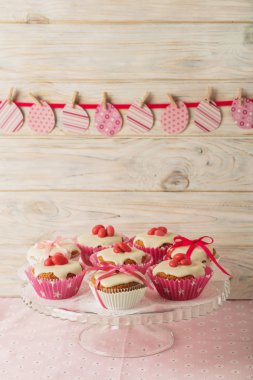 Pembe şeker ve r beyaz buzlanma ile Paskalya kek dekore edilmiş