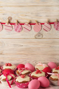 Pembe şeker ve r beyaz buzlanma ile Paskalya kek dekore edilmiş