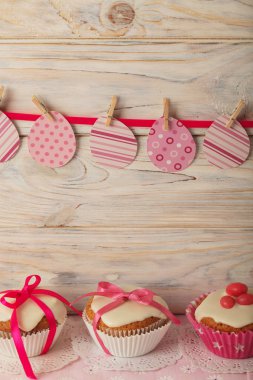 Pembe şeker ve r beyaz buzlanma ile Paskalya kek dekore edilmiş