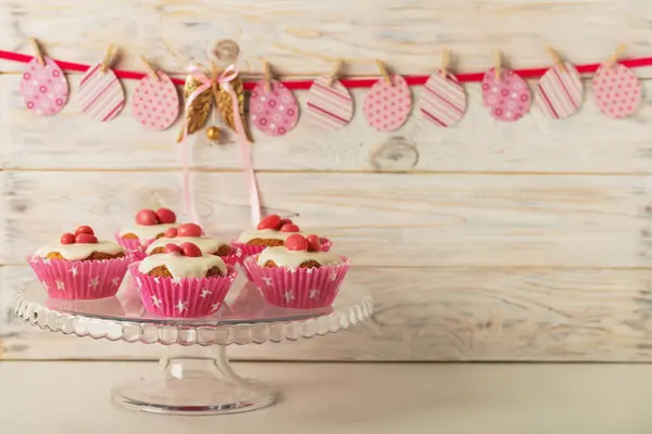 Pembe şeker ve r beyaz buzlanma ile Paskalya kek dekore edilmiş